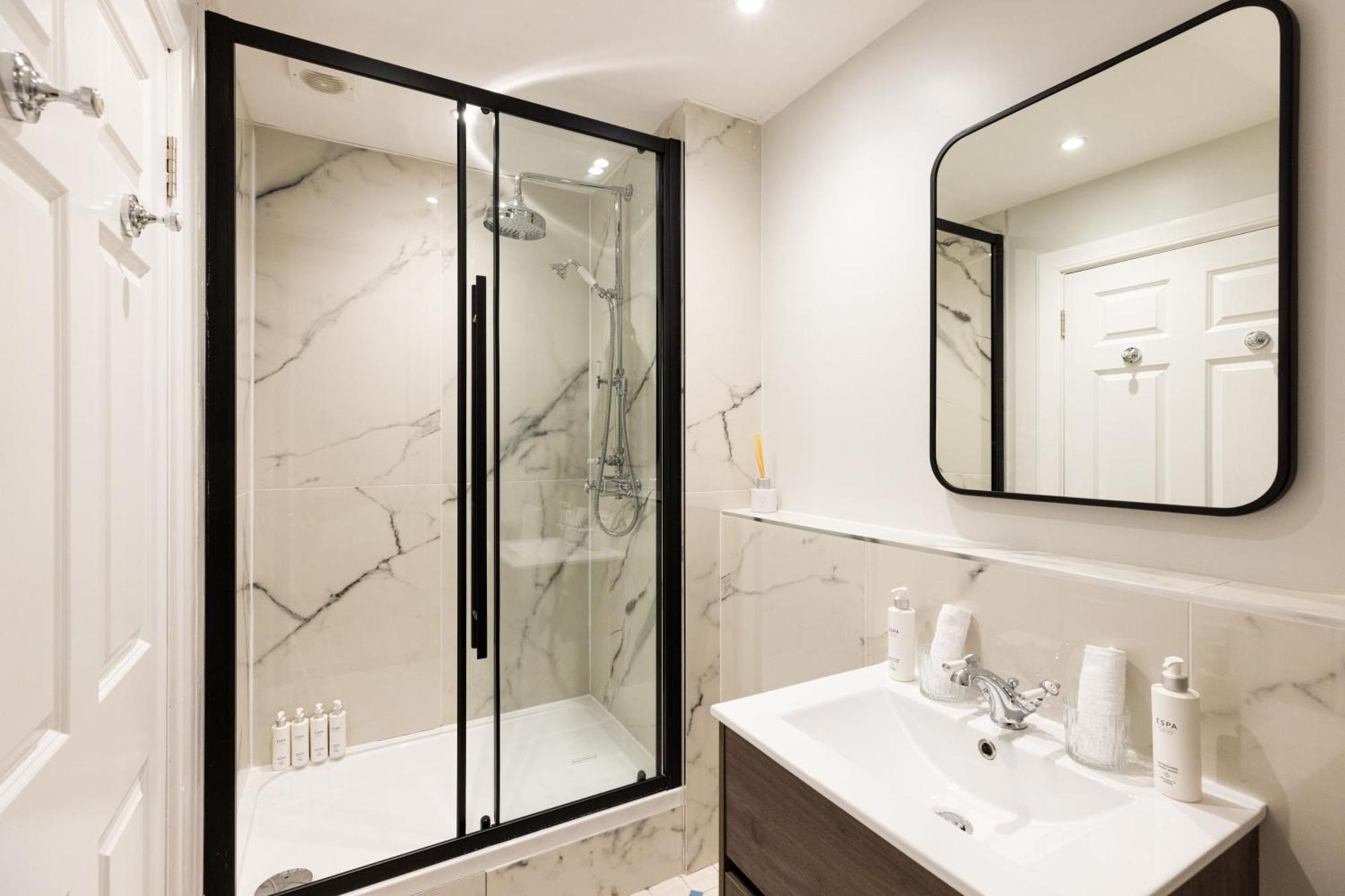 Righ Properties - Luxurious City Centre Three Bedroom Apartment エディンバラ エクステリア 写真