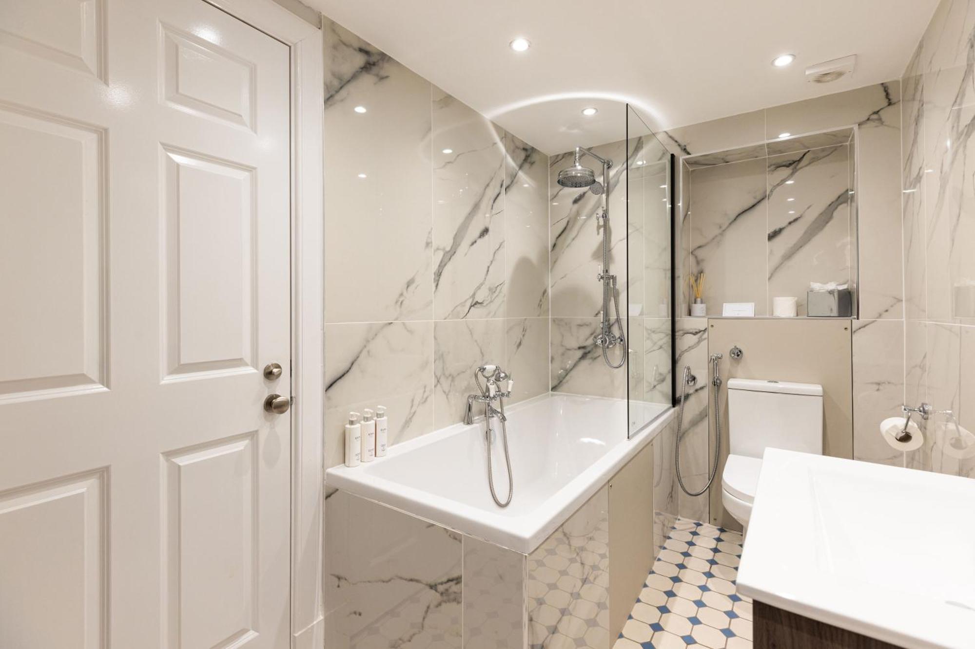 Righ Properties - Luxurious City Centre Three Bedroom Apartment エディンバラ エクステリア 写真